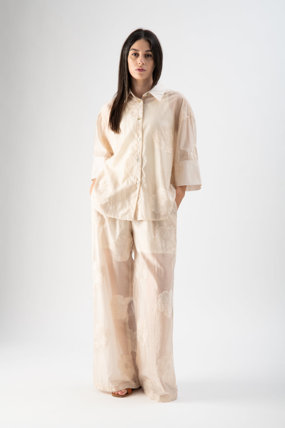 Pantalone velato con ricami floreali