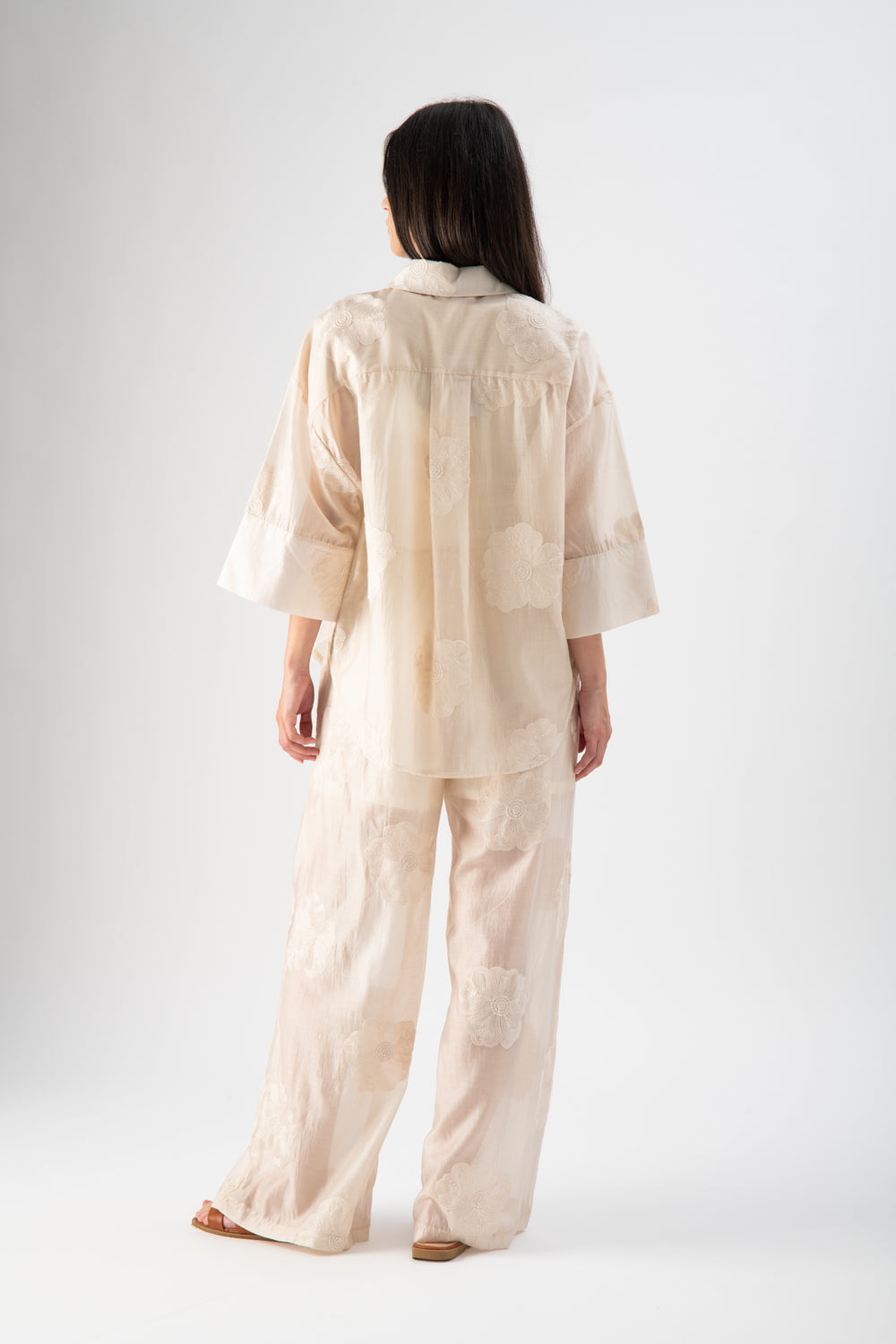 Pantalone velato con ricami floreali