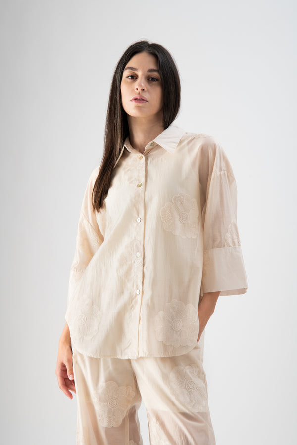 Camicia velata con ricami floreali