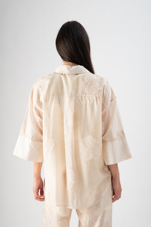 Camicia velata con ricami floreali