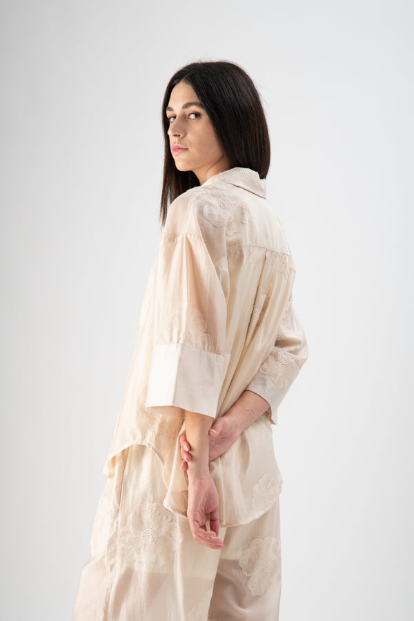 Camicia velata con ricami floreali