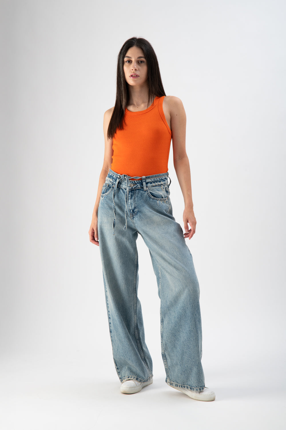 Jeans ampi con laccio in vita