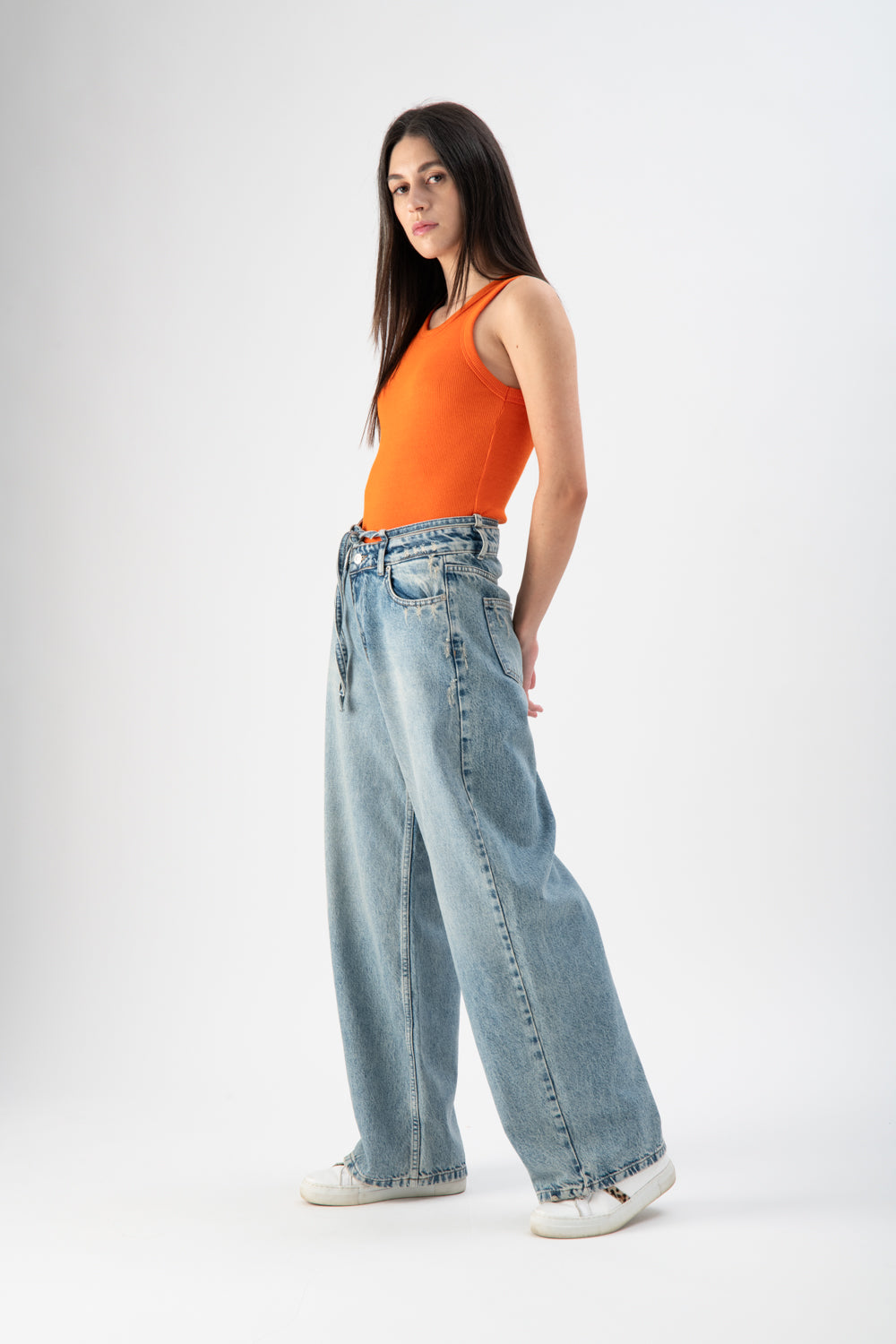 Jeans ampi con laccio in vita