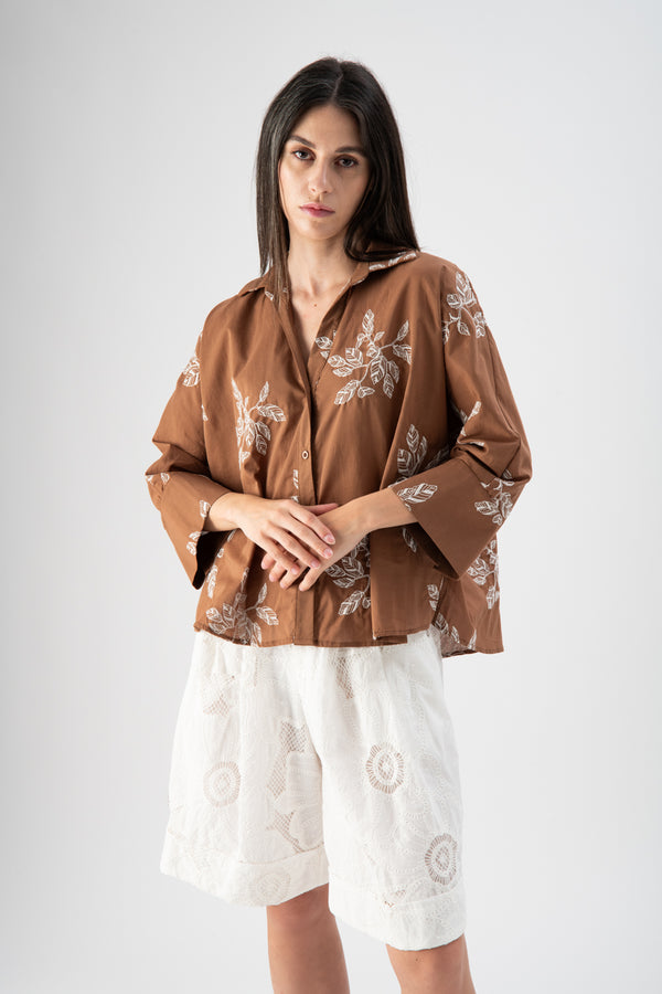 Camicia over con ricami