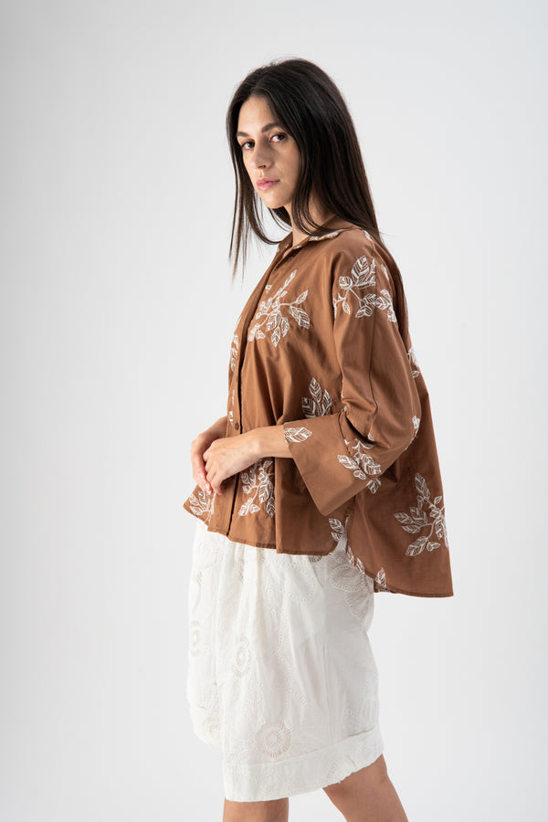 Camicia over con ricami