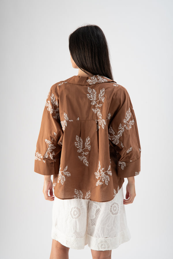 Camicia over con ricami