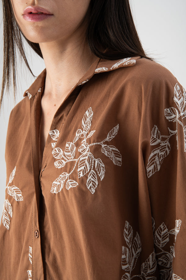 Camicia over con ricami